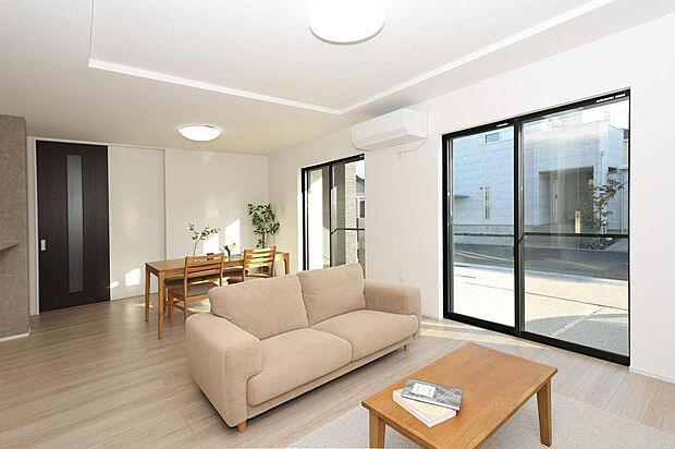 【【C棟　LDK】】大きなソファやダイニングセットを置いても余裕の空間。ベビーコーナー、プレイスペース、書斎コーナーなど、ご家族みんなが集まるリビングを実現可能です。