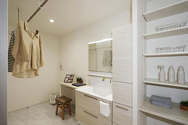 【【C棟　洗面室】】お掃除ラクラク、鏡の後ろにもたっぷり収納できるシャンプードレッサー。2段引き出しタイプのキャビネットはたっぷりの収納スペースがあるので、収納物がひと目で見渡せます。