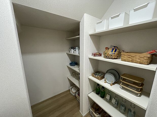 【【D棟　パントリー】】キッチンには可動棚付きのパントリーを設置。ストック用品やホットプレートなどの収納もでき、散らかりがちなキッチン回りをスッキリ片付けられます。