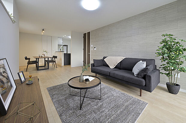 【【LDK同仕様】】動線を確保した間取りなので、ダイニングテーブルやソファー、ローテーブルなどの家具もしっかりと配置できます。ゆったりとした広さの空間でご家族団らんの時間をお過ごしいただけます。