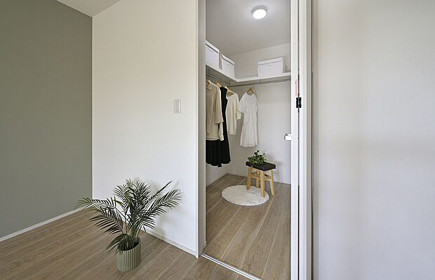 【【ウォークインクローゼット同仕様】】各居室に収納付き。主寝室にはウォークインクローゼットを配置。居室に物が散らからず、居心地の良いプライベートタイムが手に入れられます。