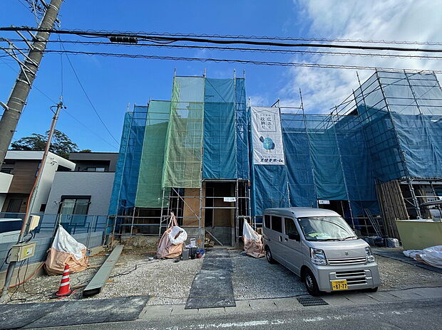 【【前面道路含む現地写真】】45坪以上の敷地に建つ「5LDK」の新築戸建全3棟。2駅利用可能で、名古屋方面へのアクセス良好な立地です。