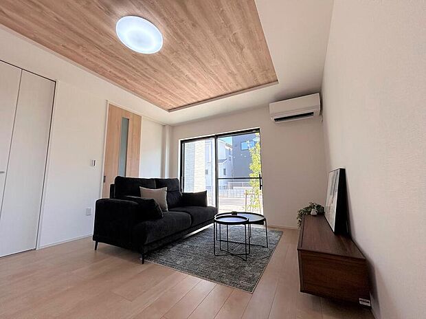 【【B-6棟　LDK】】リビングスルーで毎日ご家族で顔合わせられる仕様です。一体感のあるLDKでご家族の団らん時間をゆったりとお過ごしいただけます。リビング収納があるので1階でスッキリ収納可能です。