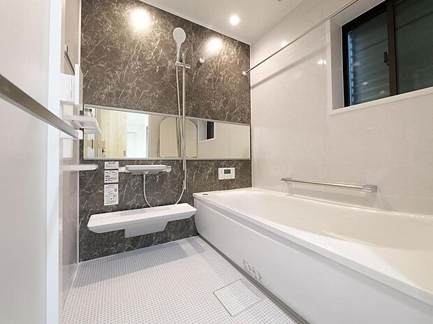 【【B-6棟　浴室】】お子様と一緒にゆったり寛げる1坪サイズの浴室。保温性能の高い「魔法びん浴槽」を採用しており、ご家族みんなが温かいお風呂に入ることができます。