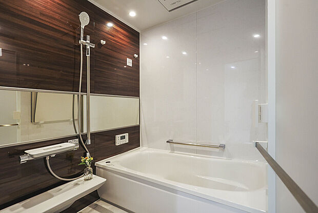 【【浴室同仕様】】浴室暖房乾燥機付きで雨の日でも洗濯物が干せるので、忙しい共働きのご家庭でも大活躍です。様々な機能があり入浴前後に重宝します。