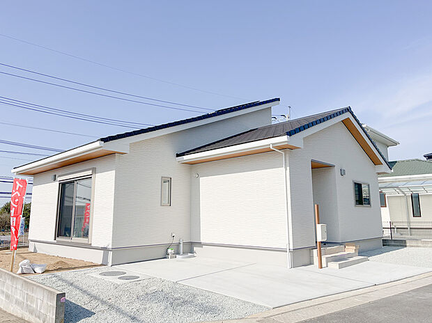 【特徴】LDKの部分は天井を高くしています。平屋でも解放感ある空間設計にこだわっています。