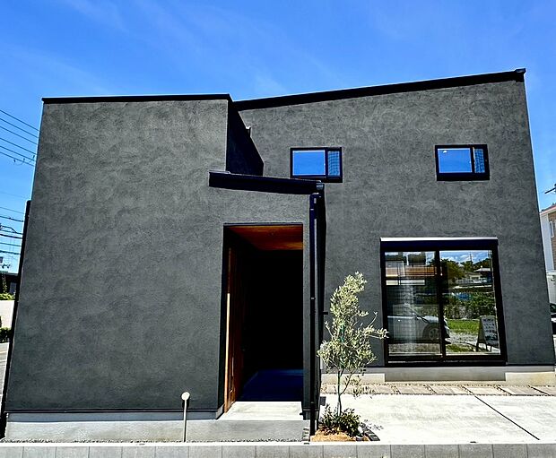 リビングの掃き出し窓（電動シャッター付）はワイドタイプを採用。
明るい光をたくさん取り込めます。