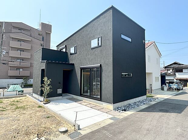 【外観(2)】マットな質感が光をやわらかく受け止め、時間帯によって異なる表情を見せてくれます。