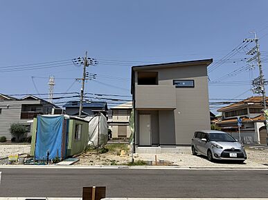 ２号地（モデルハウス）の販売価格は未定。
３号地は、土地、標準仕様建物（消費税含）、標準外構費が含まれた金額です。 