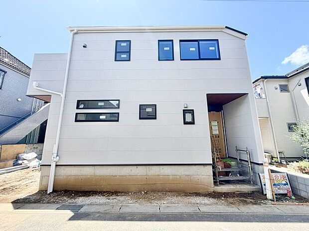 静かな住宅街に位置し、落ち着いた暮らしが叶いますね。現地でぜひ陽当たりや周辺の空気感をご体感ください。