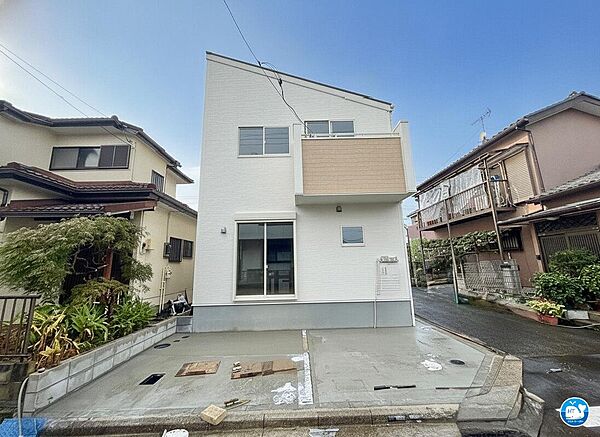 ホワイトの美しい外観に目を奪われます。南向きの日当たり良好な住まいは明るい光が入ります。駐車スペース2台(車種による)