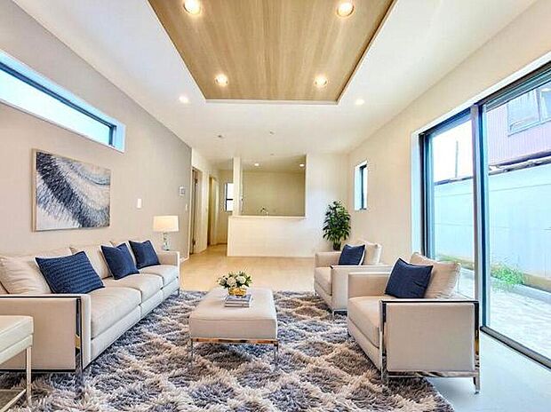 【リビングダイニング】採光良好なリビングは、ご家族が集まる憩いの場。居心地が良くご家族の会話も楽しめます。