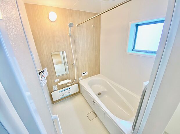 【浴室】癒しの空間バスルームです。バスタブで足を伸ばしたり、お子様と一緒に入っても広さがあります。快適なバスタイムを。
