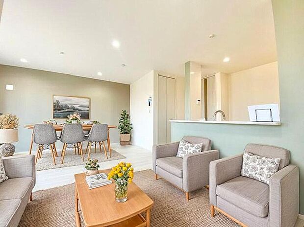 【リビングダイニング】採光良好なリビングは、ご家族が集まる憩いの場。居心地が良くご家族の会話も楽しめます(4号棟)