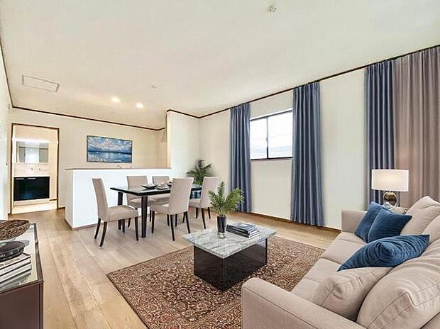 【リビングダイニング】開放的な対面キッチン。家事をしながらリビングで寛ぐご家族との会話を楽しめます。