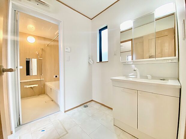 【洗面】シャワー機能付き洗面台は広めの洗面ボウル、３面鏡なので収納スペースもあり洗面周りはスッキリ片付きます。