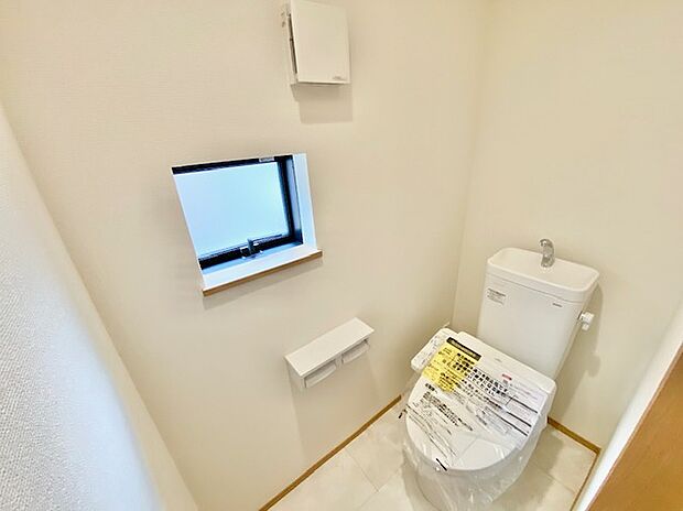 【トイレ】１階と２階には快適なウォシュレットトイレです。暖かい便座で寒い日も安心して使用できます。