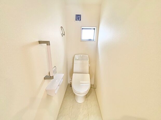 【トイレ】１階と２階には快適なウォシュレットトイレです。暖かい便座で寒い日も安心して使用できます。