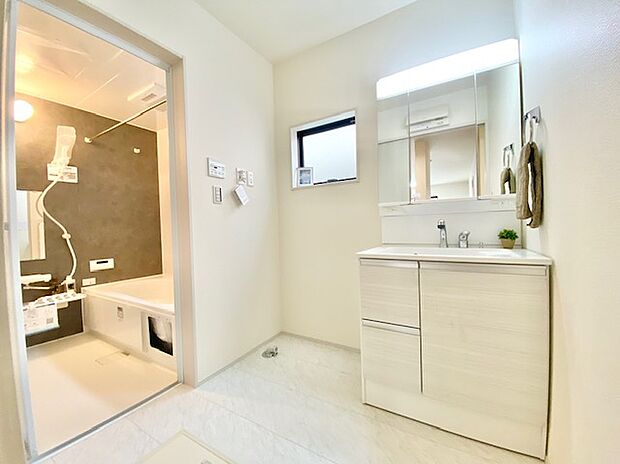 【洗面所】シャワー機能付き洗面台は広めの洗面ボウル、３面鏡なので収納スペースもあり洗面周りはスッキリ片付きます。