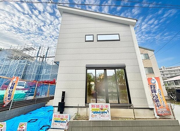 【現地写真】カラーモニターフォンで夜間の訪問者もくっきり映ります。メールボックスはダイアル式でロックしています♪
