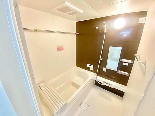 【浴室】一日の疲れをとるバスルームです。半身浴もできるバスタブでゆっくり湯船につかり心と体を癒しリラックスできます。