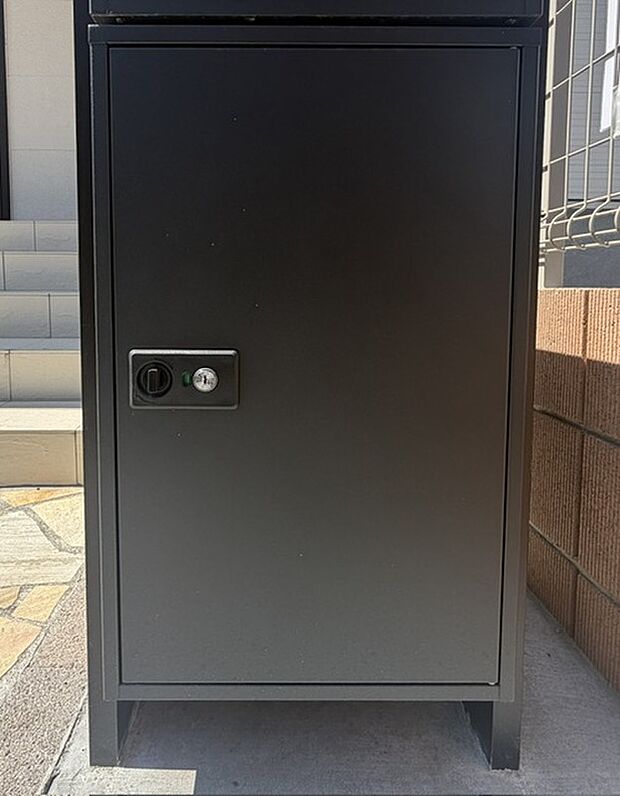 【宅配ボックス】不在時に安全に受け取りが可能で、再配達の手続きの手間が省けます。