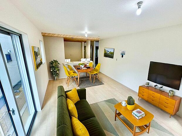 【リビングダイニング】一日の中で多くの時間を過ごすリビング。大きな窓から入り込む日差しなので、室内は明るく心地よい場所になります。