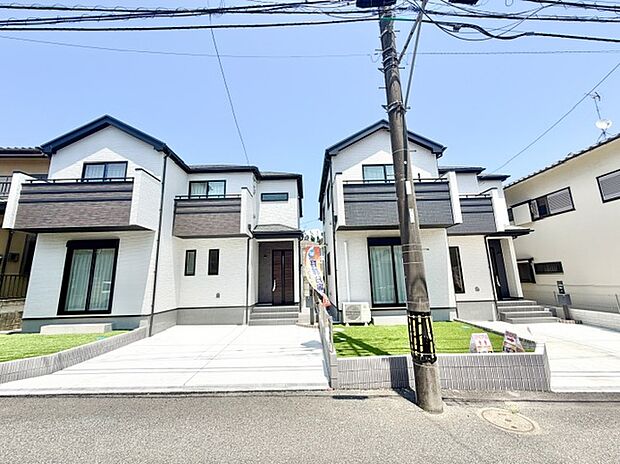 【外観写真】ホワイトの美しい外観に目を奪われます。南向きの日当たり良好な住まいは明るい光が入ります。