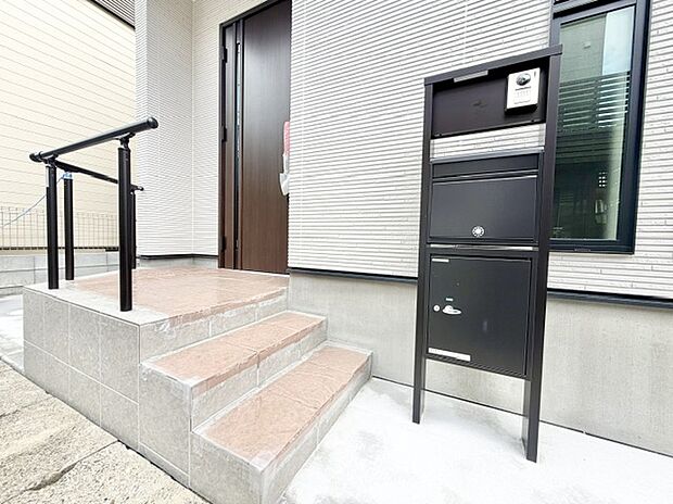 【宅配ボックス】不在時も安心して荷物を受け取れ、再配達の手間を省けます。