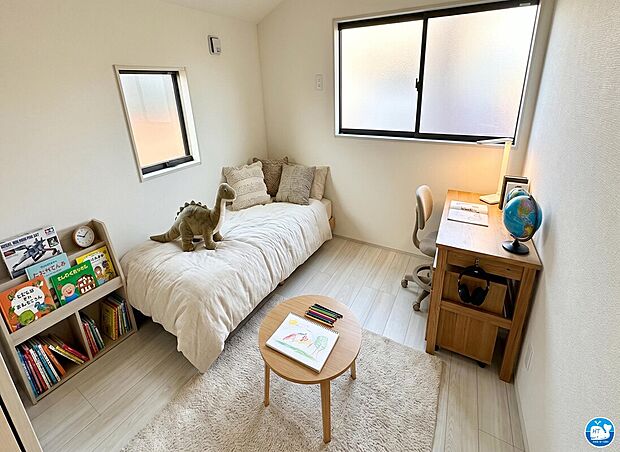【子供部屋】2面採光の明るい室内は温もりを感じられるお部屋です。
