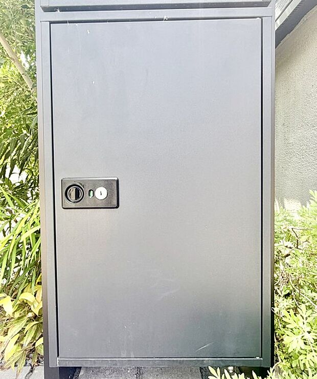 【宅配ボックス】■宅配ボックス■
不在時も安心して荷物を受け取れ、再配達の手間を省けます。