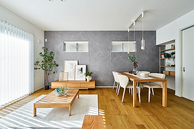 【アクセントクロス】リビングの壁の一部にアクセントクロスを使用して、モダンなダイニング空間に。 (1号棟/2025年11月撮影)