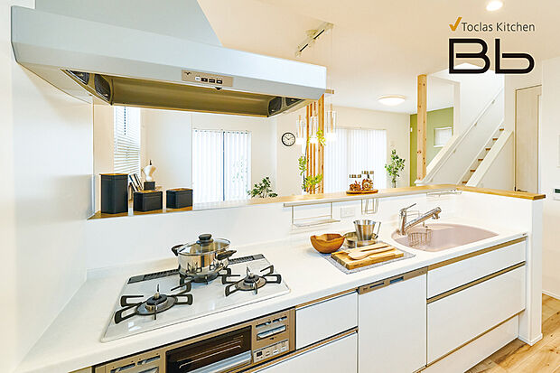 【キッチン/トクラスBb】デザインの美しさと機能性、ふたつの面を追求したトクラスキッチン。開放的でのびのびとした使い心地に、水栓から収納、お手入れのしやすさに至るまできめ細やかな配慮が感じられます。