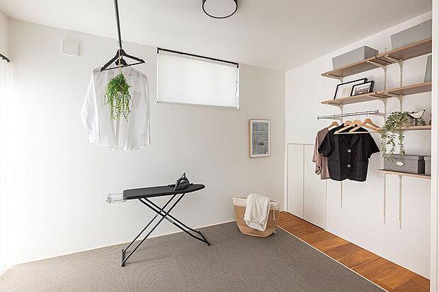 和のくつろぎを感じつつ、洋室のように使えるマルチルームを配置しました。(2号棟/2025年10月撮影)