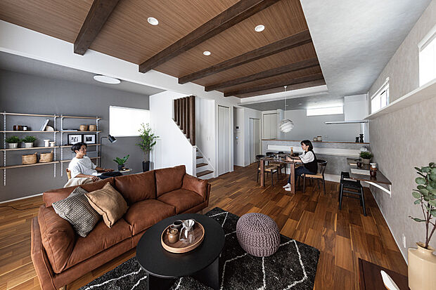 【大空間リビングを楽しむ暮らし】
フロートキッチンやSOHOスペースのある大空間リビング。化粧梁が空間に奥行きをもたらし、家族の和やかなひとときを優しく包み込みます。(24号棟/2025年9月撮影)