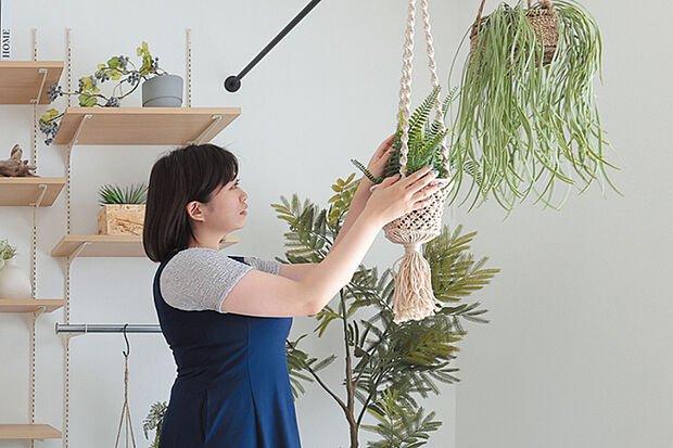 【マルチルーム】
ガラス引戸を設けたマルチルームをリビングの一部に計画。引戸を開ければリビングの続き間に、閉めれば仕事場や学習スペースにも活用可能です。※号棟により採用状況が異なります。