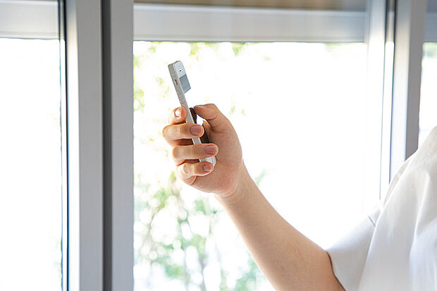 【【シャッターリモコン】】電動シャッターは、窓を開けずに開閉が可能なワンタッチ操作のリモコンタイプを採用しています。防犯対策とともに、雨風による汚れから窓を守り、日々の生活を快適にして頂けます。