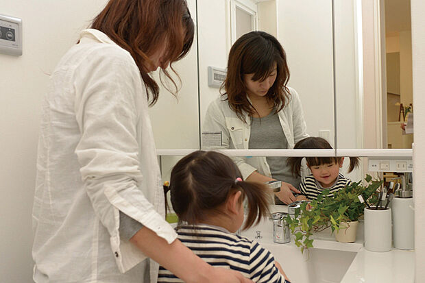 【【ミドルミラー】】お子様が使いやすい「ミドルミラー」も付いて、家族みんなが使いやすい洗面台です。