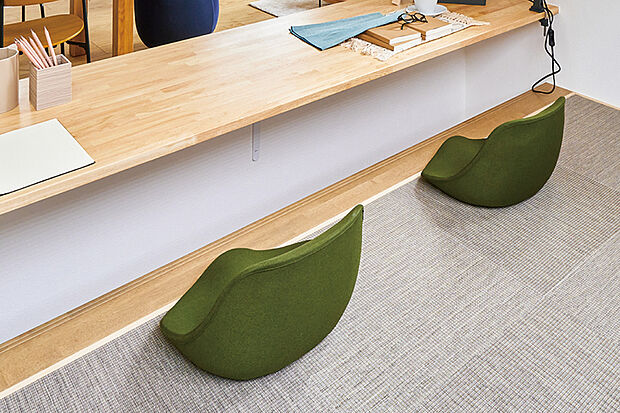 【【STAGE LIVING】】カウンターでリビングとの境界を柔らかく区切り、家族の近くで自分の時間を過ごすことができます。(2.3号棟に採用/イメージ)