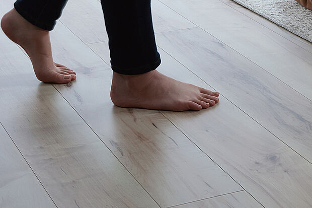 【【ガス温水式床暖房】】ガス温水式なので空気を汚さず、埃も巻き上げません。足元から暖める体にやさしい床暖房。(イメージ)