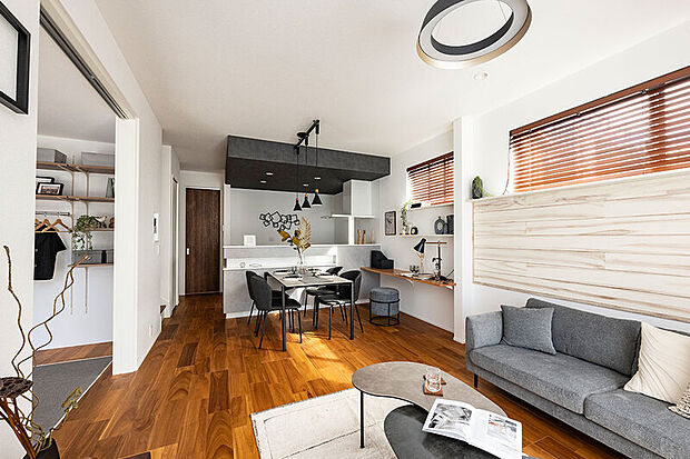 【【現地モデルハウス公開中】】一般的な居室の天井高は2.2～2.4mのところ、ポラスの新築一戸建てでは、リビングの天井の高さを標準仕様で2.7mに設定。ゆとりと開放感が違います。(2号棟/2025年10月撮影)