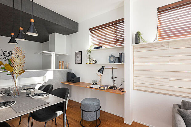 【【現地モデルハウス公開中】】日中はテレワーク、夕食前は料理のレシピをパソコンで調べたり、お子さまのリビング学習に。多種多様に活用できるカウンターを設置しました。(2号棟/2025年10月撮影)