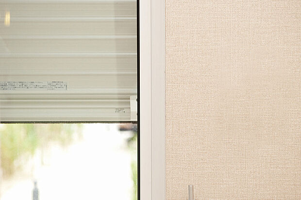 【【電動シャッター】】いつでもどこでも、スマホアプリから開閉できる電動シャッターを採用しました。室内から操作することが可能なので、悪天候の日でも安心です。