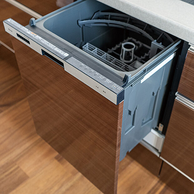 【【食器洗浄乾燥機】】食事の後片付けをサポートしてくれるビルトインタイプの食器洗浄乾燥機が標準装備。家事の時間短縮になるだけでなく、手洗いに比べて大幅に節水できる省エネタイプを採用しています。