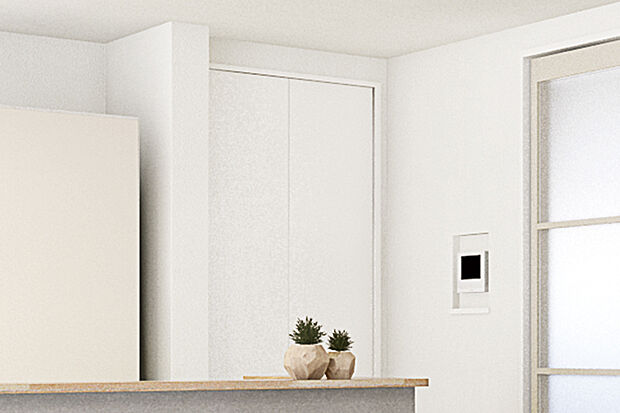 【【パントリー】】キッチンのそばにパントリーを確保。まとめ買いした食品や調理器具はもちろん、もしもの時を考えた備蓄用品をスッキリ収納できます。※号棟により採用状況が異なります。