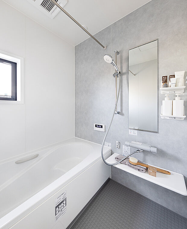 【【バスルーム/リクシルAX】】なめらかな光沢が美しい人造大理石浴槽は、ダブル保温構造で地球にも家計にも優しいエコアイテム。いつでもきれいなバスルームが続く、お手入れの簡単さも魅力です。