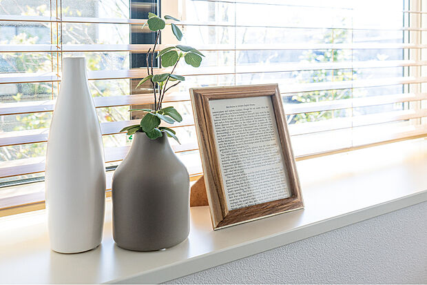 【【窓台カウンター】】窓辺に雑貨や小物を飾れるカウンターを設置しました。お部屋を自分好みに彩ることができ、空間のアクセントにもなります。