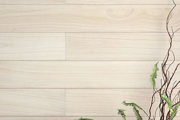 【【シルキーウッド】】ナチュラルな色合いで木の素材感と肌触りを活かし、自然本来のシンプルな美しさと味わい深い風合いを楽しめる桐壁材です。※号棟により採用状況が異なります。