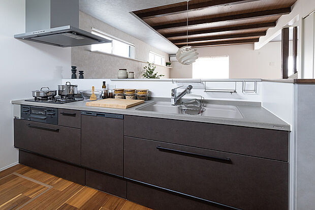 【【キッチン/トクラスBb】】使いやすさと美しさを追求し、料理をするのが楽しみになるキッチンです。デザイン性はもちろん機能性も高く、お手入れも簡単です。