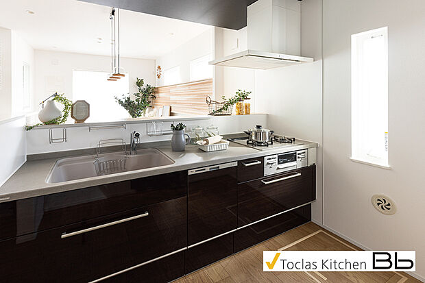 【【キッチン/トクラスBb】】毎日使い続けるものだからこそ、使いやすさや居心地のよさにこだわっています。デザイン性はもちろん機能性も高く、家事をするたびに心から楽しくなるキッチン。お手入れも簡単です。